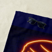 Neon Trump tire la serviette de plage de l'établis (En situation)