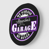 Neon violet blanc Garage Texte sur horloge noire (Angle)