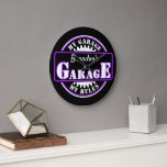 Neon violet blanc Garage Texte sur horloge noire<br><div class="desc">Magnifique horloge murale contemporaine rétro avec violet vif, script de typographie blanc sur un arrière - plan noir. Avec place pour customiser ou personnaliser avec un nom et un texte de votre choix. Ce design fantaisiste de hipster est fait pour l'homme branché qui a une mancave, ou sous-sol garage où...</div>