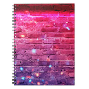 Neonlicht: lege bakstenen muur. notitieboek