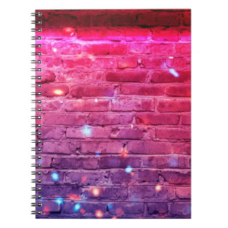 Neonlicht: lege bakstenen muur. notitieboek