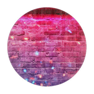 Neonlicht: lege bakstenen muur. snijplank