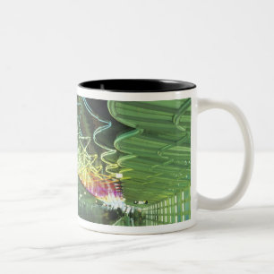 Neonverlichting op de corridor van de luchthaven O Tweekleurige Koffiemok