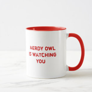 Nerdy owl kijkt naar je mok