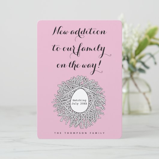 Nest Monogramme Bébé Fille Grossesse Faire-part (Debout devant)