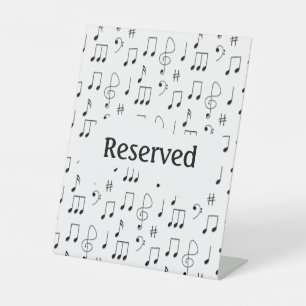 Net genoteerd gereserveerd reclamebord met voetstuk