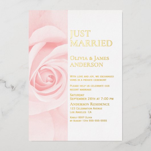 Net Getrouwd Gouden Tekst Roze Roos Trouwreceptie Folie Uitnodiging (Voorkant)