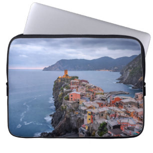 Net na zonsondergang   Vernazza, Cinque Terre, Ita Laptop Sleeve