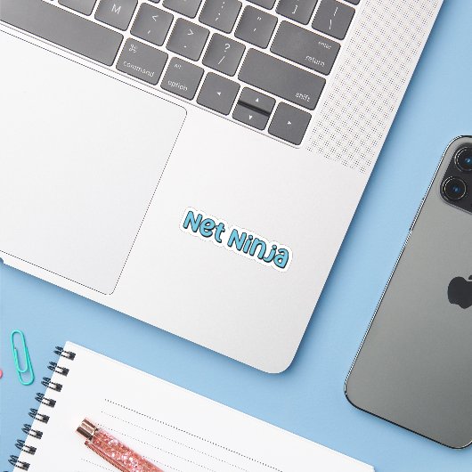 Net Ninja Blauw Retro Pickleball Tekst Sticker (Laptop met iPhone)