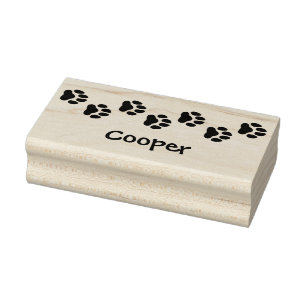 Net spoor van hondenpootafdrukken met naam rubberstempel