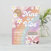 Neuf est une vibe 9 anniversaire invitation fille  (Debout devant)