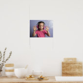 Neurodivergent kind meisje met roze hoofdtelefoon poster (Keuken)