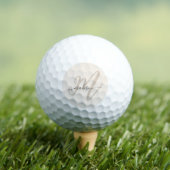 Neutraal Beige Boho Script Monogram en Naam Golfballen (Insitu Shirt)