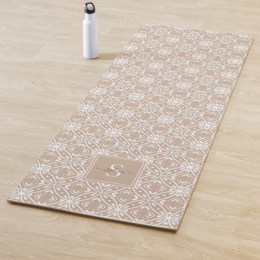 Neutraal geometrisch batikpatroon monogram yogamat (In situ)
