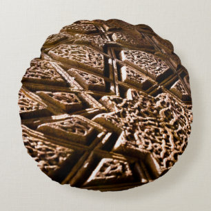 Neutrale aardse bruine sterren rond kussen