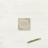 Neutrale Zand Vetgedrukte Hoeken Elegant Monogram Post-it® Notes (Op bureau)