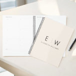 Neutre Élégant Moderne Minimaliste Nom Monogramme<br><div class="desc">Obtenez l'organisation et le style en un avec notre Classic Elegant Moderalist Monogram Planner. Ce planificateur méticuleusement conçu allie élégance intemporelle et minimalisme contemporain, ce qui en fait un outil essentiel pour rester au-dessus de votre horaire. Conçu avec précision et attention au détail, ce planificateur est plus qu'un simple élément...</div>