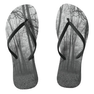 Nevel door het bos grijswaarden teenslippers
