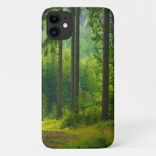 nevel van bomen met een magisch groen bospad iPhone 11 hoesje