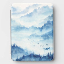 Nevelig blauwe berglandschap met vliegende vogels