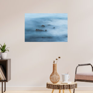 Nevelig blauwe lange belichting van rotsen in zee poster