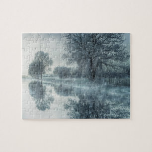 Nevelig wintergezicht van een meer, met bomen en l legpuzzel