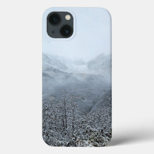 Nevelige Winterbergen Minimale Esthetiek iPhone 13 Hoesje