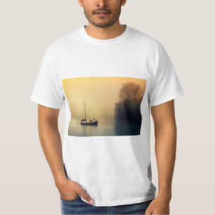 Nevelige zeilboot t-shirt