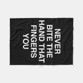 Never Bite The Hand That Fingers You Funny Sarcasm Fleece Deken (Voorkant (Horizontaal))