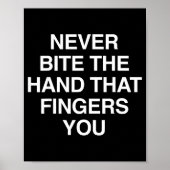 Never Bite The Hand That Fingers You Funny Sarcasm Poster (Voorkant)