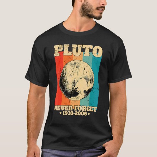 Never Forget Pluto Retro Space Science T-shirt (Voorkant)