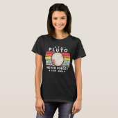 Never Forget Pluto Retro Style Space Science 1 T-shirt (Voorkant volledig)