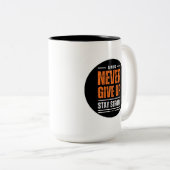 Never Give Up Inspirational Coffee Mug Tweekleurige Koffiemok (Voorkant rechts)