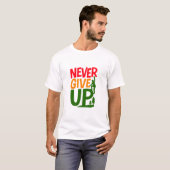 Never Give Up – Man Lifting Words Design T-shirt (Voorkant volledig)