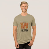 NEVER GIVE UP – Motivational Khaki T-Shirt (Voorkant volledig)