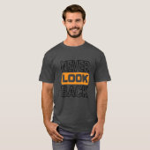 NEVER LOOK BACK Basic dark T-shirt (Voorkant volledig)