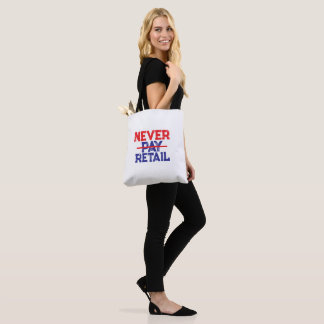 Never Pay Retail – Bold Shopper Statement Tee Draagtas