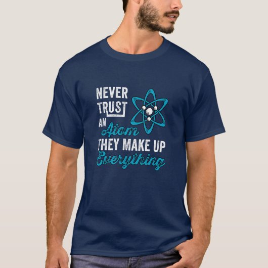 never trust an atom, physics, chemistry, geek, hum t-shirt (Voorkant)
