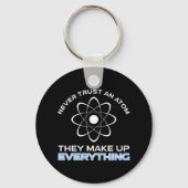 Never Trust An Atom They Make Up Everything Sleutelhanger (Achterkant)