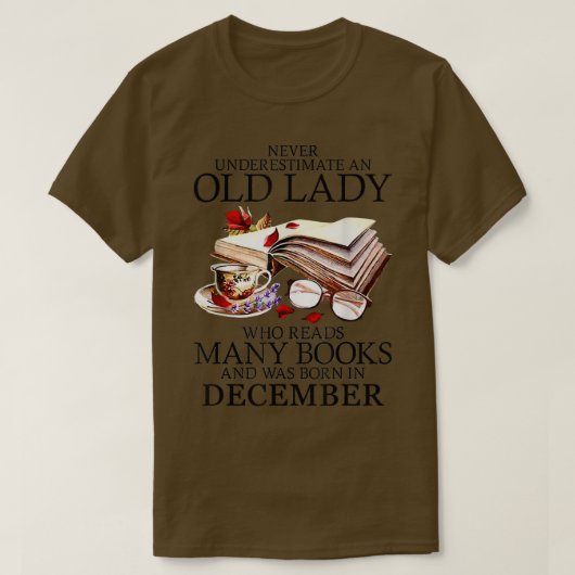 Never Underestimate A December Lady Who Reads Many T-shirt (Design voorkant)
