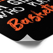 Never underestimate a girl who plays basketball poster (Hoek)
