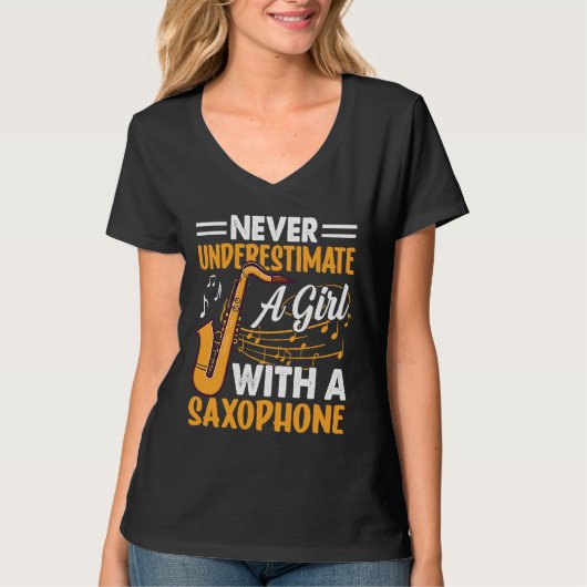 Never Underestimate a Girl with a Saxophone Saxaph T-shirt (Voorkant)