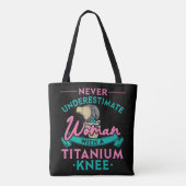 Never Underestimate A Woman With A Titanium Knee T Draagtas (Achterkant)