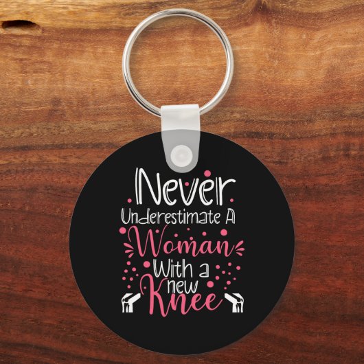 Never Underestimate A Women New Knee Broken Knee S Sleutelhanger (Voorkant)