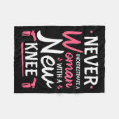Never Underestimate A Women New Knee Replacement S Fleece Deken (Voorkant (Horizontaal))