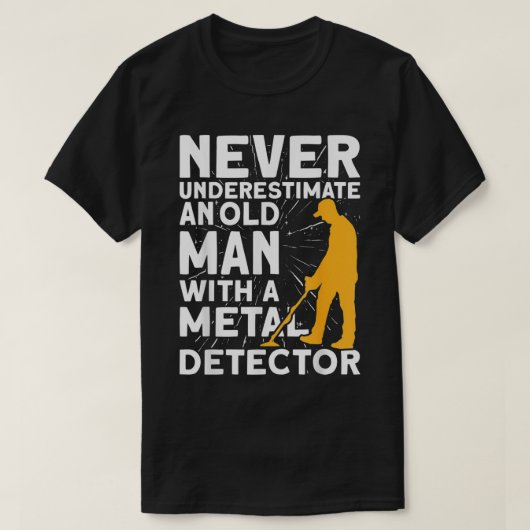 Never underestimate an old Man Metal Detecting T-shirt (Design voorkant)