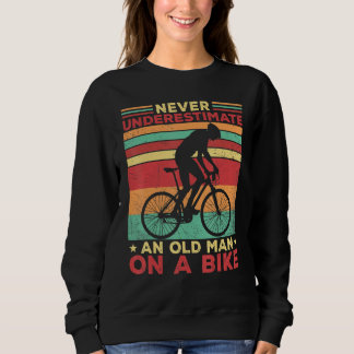 Never Underestimate an Old Man on a Bike apparel V Trui