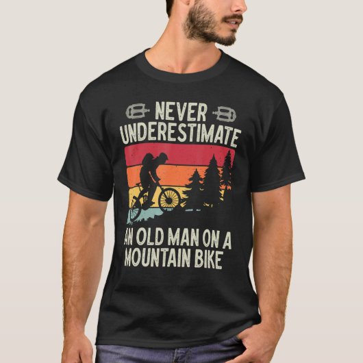 Never Underestimate An Old Man On A Mountain Bike T-shirt (Voorkant)