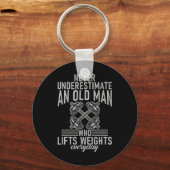Never Underestimate An Old Man Who Lift Weights Bo Sleutelhanger (Voorkant)