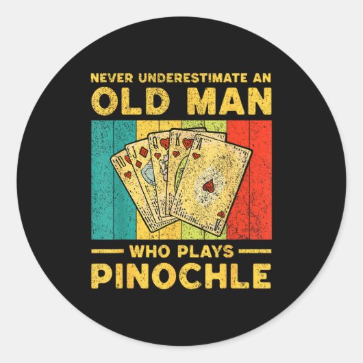 Never Underestimate An Old Man Who Plays Nochle No Ronde Sticker (Voorkant)